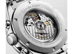 Longines Conquest Chronograph Automatik Edelstahl 42mm weiß-blaues Zifferblatt Metallband – Herrenuhren Chronograph aus Edelstahl und Keramik. Das Gehäuse ist rund und silber. Das Edelstahlarmband ist silber. Das Zifferblatt ist ein Index in weiß. – Ansicht 4