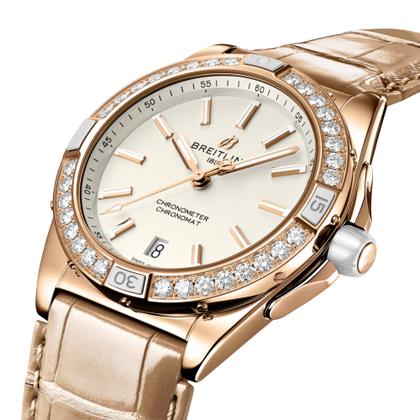 Breitling Super Chronomat Automatic 38 Origins Rotgold beiges Zifferblatt beiges Lederband – Damenuhren Uhr mit Datum aus 750 Rotgold, Keramik und Leder. Das Gehäuse ist rund und roségold. Das Lederarmband Kroko / Alligator ist braun. Das Zifferblatt ist ein Index in beige. – Ansicht 2