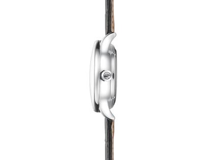 Sternglas Berlin Automatik Edelstahl 38mm blaues Zifferblatt schwarzes Lederband – Herrenuhren Uhr mit Datum aus Edelstahl und Leder. Das Gehäuse ist rund und silber. Das Lederarmband ist schwarz. Das Zifferblatt ist ein Index in blau. – Ansicht 3