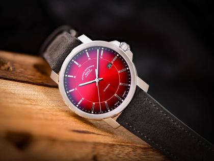 Mühle Glashütte 29er Casual Edition 135 Jahre Juwelier Roller Automatik Edelstahl 42,4mm rotes Zifferblatt graues Lederband – Herrenuhren Uhr mit Datum aus Edelstahl und Leder. Das Gehäuse ist rund und silber. Das Lederarmband ist grau. Das Zifferblatt ist ein Index in rot. – Ansicht 4