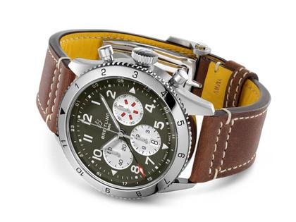 Breitling Super Avi B04 Chronograph GMT 46 Curtiss Warhawk Automatik Edelstahl grünes Zifferblatt braunes Lederband – Herrenuhren Chronograph aus Edelstahl. Das Gehäuse ist rund und silber. Das Lederarmband ist braun. Das Zifferblatt ist arabisch und grün. – Ansicht 2
