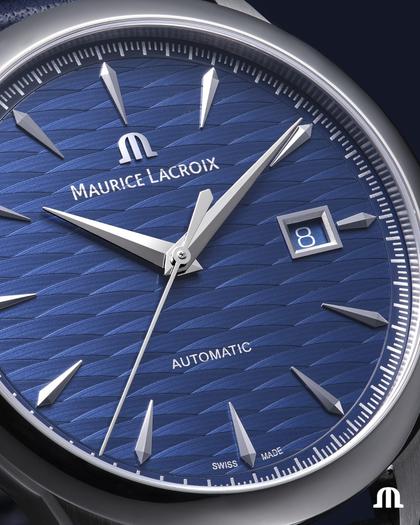 Maurice Lacroix 1975 Legacy Vagues Du Jura Date Automatik Edelstahl 40mm blaues Zifferblatt blaues Lederband limitiert – Herrenuhren Uhr mit Datum aus Edelstahl und Leder. Das Gehäuse ist rund und silber. Das Edelstahlarmband ist blau. Das Zifferblatt ist ein Index in blau. – Ansicht 3