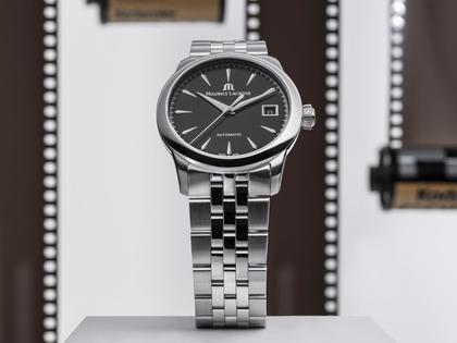 Maurice Lacroix 1975 Automatik Edelstahl 36mm schwarzes Zifferblatt Metallband – Herrenuhren Uhr mit Datum aus Edelstahl. Das Gehäuse ist rund und silber. Das Edelstahlarmband ist silber. Das Zifferblatt ist ein Index in schwarz. – Ansicht 2
