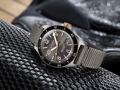 Glashütte Original SeaQ Panoramadatum Automatik Edelstahl Rotgold 43mm graues Zifferblatt graues Textilband – Herrenuhren Uhr mit Datum aus 750 Rotgold und Edelstahl. Das Gehäuse ist rund und silber-roségold. Das Textilarmband ist grau. Das Zifferblatt ist arabisch Index und grau. – Ansicht 2