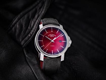 Mühle Glashütte 29er Casual Edition 135 Jahre Juwelier Roller Automatik Edelstahl 42,4mm rotes Zifferblatt graues Lederband – Herrenuhren Uhr mit Datum aus Edelstahl und Leder. Das Gehäuse ist rund und silber. Das Lederarmband ist grau. Das Zifferblatt ist ein Index in rot. – Ansicht 3