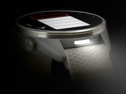 Garmin Approach S72 Titan Grau-DLC 47mm digitales Display graues Textilband – Herrenuhren Uhr Multifunktion aus Keramik und Kunststoff. Das Gehäuse ist rund und grau. Das Textilarmband ist grau. Das Zifferblatt ist digital und schwarz. – Ansicht 6