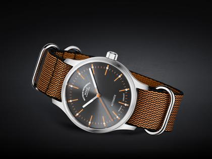 Mühle Glashütte Panova Grau Automatik Edelstahl 40mm schwarz-oranges Textilband – Herrenuhren Uhr ohne Datum aus Edelstahl und Leder. Das Gehäuse ist rund und silber. Das Textilarmband ist orange. Das Zifferblatt ist ein Index in grau. – Ansicht 2