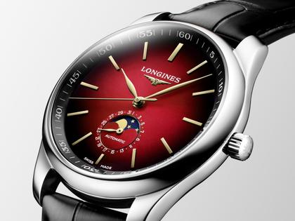 Longines Master Collection Automatik 42 mm  Edelstahl rot Index Lederband "Year of the Horse" Limited Edition – Herrenuhren Uhr mit Datum aus Edelstahl und Leder. Das Gehäuse ist rund und silber. Das Lederarmband Kroko / Alligator ist schwarz. Das Zifferblatt ist ein Index in rot. – Ansicht 3