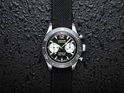 Union Glashütte Noramis Chronograph Sport Automatik Edelstahl 43mm graues Zifferblatt schwarzes Textilband – Herrenuhren Chronograph aus Edelstahl und Keramik. Das Gehäuse ist rund und silber. Das Textilarmband ist schwarz. Das Zifferblatt ist arabisch Index und anthrazit. – Ansicht 3