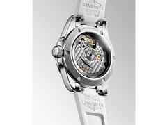 Longines Conquest Automatik Edelstahl 34mm weißes Perlmutt-Zifferblatt weißes Kautschukband – Damenuhren Uhr mit Datum aus Edelstahl und Kautschuk. Das Gehäuse ist rund und silber. Das Kautschuk / Kunststoff / Silikon Armband ist weiß. Das Zifferblatt ist ein Index in weiß. – Ansicht 3