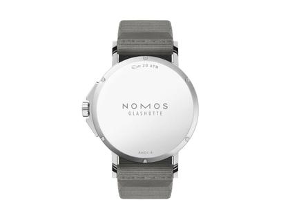 Nomos Glashütte Ahoi neomatik 38 Datum Sand Automatik Edelstahl sandfarbenes Zifferblatt dunkelgraues Textilband Stahlboden – Herrenuhren Uhr mit Datum aus Edelstahl. Das Gehäuse ist rund und silber. Das Textilarmband ist grau. Das Zifferblatt ist arabisch Index und beige. – Ansicht 2