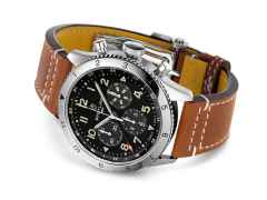 Breitling Super AVI B04 Chronograph GMT 46 P-51 Mustang Automatik Edelstahl schwarzes Zifferblatt braunes Lederband – Herrenuhren Chronograph aus Edelstahl. Das Gehäuse ist rund und silber. Das Lederarmband ist braun. Das Zifferblatt ist arabisch und schwarz. – Ansicht 3