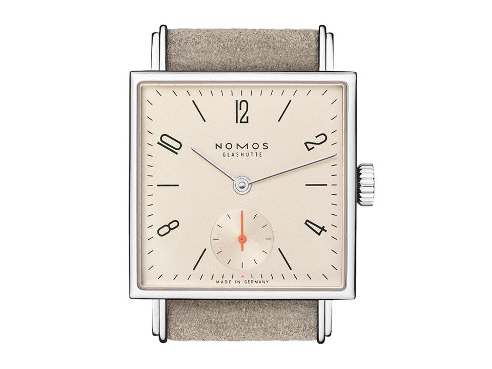 Nomos Glashütte Tetra 27 Champagner Handaufzug Edelstahl 27mm beiges Zifferblatt braunes Lederband – Damenuhren Uhr ohne Datum aus Edelstahl. Das Gehäuse ist quadratisch und silber. Das Lederarmband ist beige. Das Zifferblatt ist arabisch Index und beige. – Ansicht 2