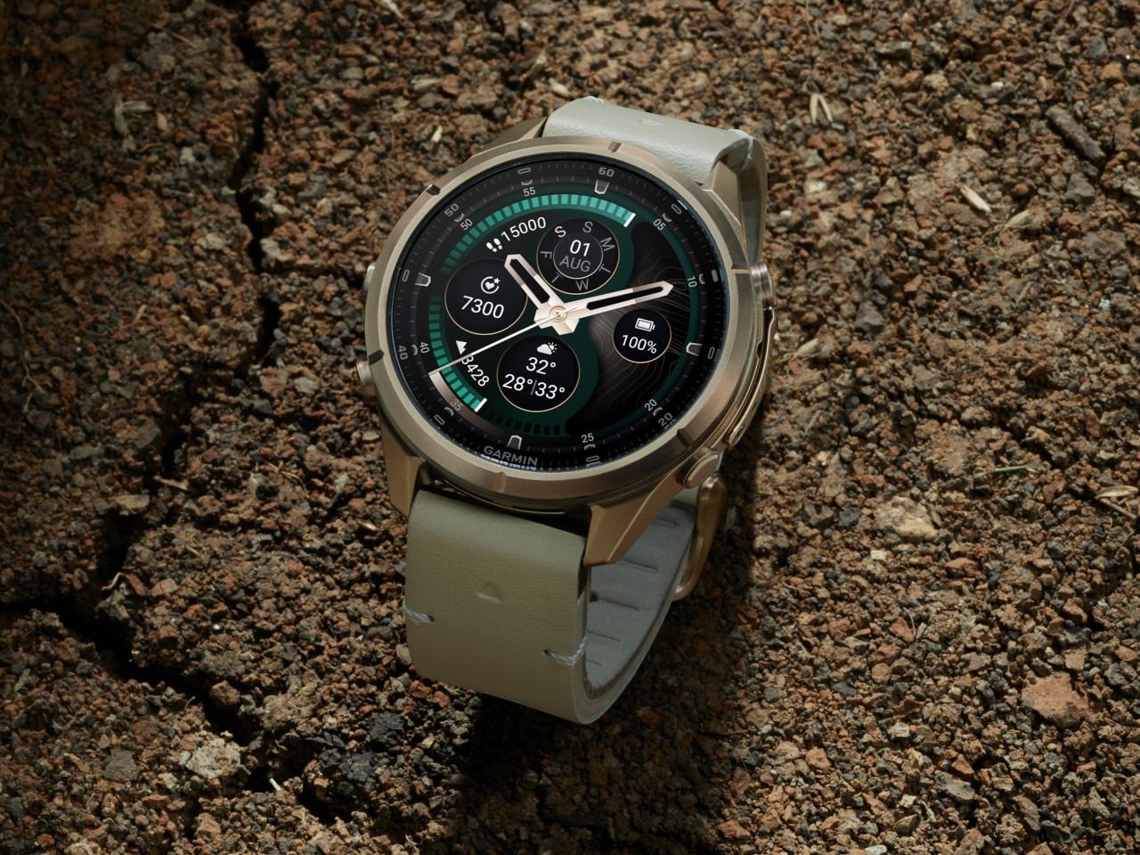Garmin Fenix 9 Pro inReach Titan 43mm digitales Display graues Lederband – Herrenuhren Uhr Multifunktion aus Leder und Titan. Das Gehäuse ist rund und bronze. Das Lederarmband ist grau. Das Zifferblatt ist digital und schwarz. – Ansicht 7