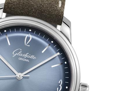 Glashütte Original Sixties Automatik Edelstahl 39mm blaues Zifferblatt braunes Textilband – Herrenuhren Uhr ohne Datum aus Edelstahl. Das Gehäuse ist rund und silber. Das Lederarmband ist braun. Das Zifferblatt ist arabisch Index und blau. – Ansicht 2