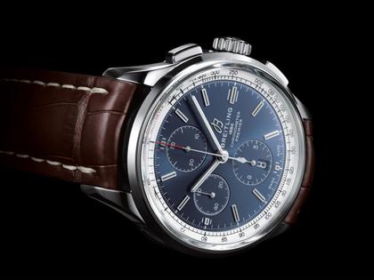 Breitling Premier  Chronograph 42 Edelstahl blau Alligatorband Faltschließe – Herrenuhren Chronograph aus Edelstahl. Das Gehäuse ist rund und silber. Das Lederarmband Kroko / Alligator ist braun. Das Zifferblatt ist ein Index in blau. – Ansicht 2