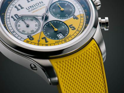 Union Glashütte Belisar Chronograph Speedster Limited Edition 2022 – Herrenuhren Chronograph aus Edelstahl. Das Gehäuse ist rund und silber. Das Lederarmband ist schwarz. Das Zifferblatt ist arabisch Index und gelb. – Ansicht 3