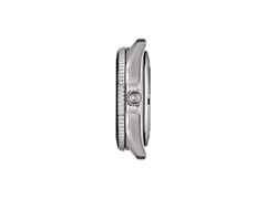 Tissot Seastar Wilson WNBA Automatik Edelstahl 40mm schwarzes Zifferblatt orangefarbenes Lederband – Herrenuhren Uhr mit Datum aus Edelstahl. Das Gehäuse ist rund und silber. Das Lederarmband ist orange. Das Zifferblatt ist ein Index in schwarz. – Ansicht 3