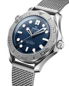 Omega Seamaster Diver 300M  Automatik Edelstahl 42mm James Bond Edition blaues Zifferblatt Metallband – Herrenuhren Uhr ohne Datum aus Edelstahl und Keramik. Das Gehäuse ist rund und silber. Das Edelstahlarmband ist silber. Das Zifferblatt ist ein Index in blau. – Ansicht 3