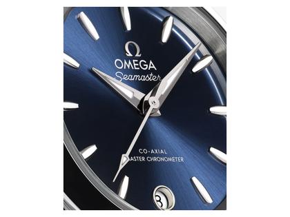 Omega Seamaster Aqua Terra 150M Automatik Edelstahl 30mm blaues Zifferblatt Metallband – Damenuhren Uhr mit Datum aus Edelstahl. Das Gehäuse ist rund und silber. Das Edelstahlarmband ist silber. Das Zifferblatt ist ein Index in blau. – Ansicht 2