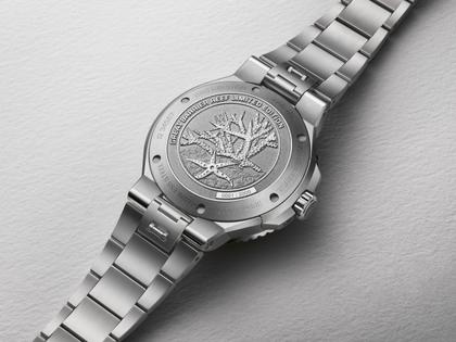 Oris Aquis Great Barrier Reef IV Automatik Edelstahl 43,5mm blaues Zifferblatt Metallband limitiert – Herrenuhren Uhr mit Datum aus Edelstahl und Wolfram. Das Gehäuse ist rund und silber. Das Edelstahlarmband ist silber. Das Zifferblatt ist ein Index in blau. – Ansicht 3