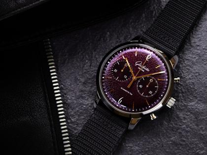 Glashütte Original Sixties Chronograph Jahresedition 2026 Automatik Edelstahl 42mm violettes Zifferblatt schwarzes Textilband – Herrenuhren Chronograph aus Edelstahl. Das Gehäuse ist rund und silber. Das Textilarmband ist schwarz. Das Zifferblatt ist arabisch Index und lila. – Ansicht 12