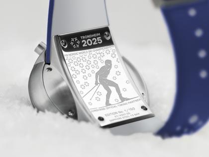 Junghans 1972 Competition FIS Edition Trondheim 2025 Automatik Edelstahl 43mm silberweißes Zifferblatt blaues Lederband – Herrenuhren Chronograph aus Edelstahl. Das Gehäuse ist rund und silber. Das Lederarmband ist blau. Das Zifferblatt ist ein Index in weiß. – Ansicht 2