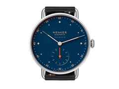 Nomos Glashütte Metro neomatik 35 Nachtblau Automatik Edelstahl 35mm blaues Zifferblatt schwarzes Lederband – Damenuhren Uhr ohne Datum aus Edelstahl. Das Gehäuse ist rund und silber. Das Lederarmband ist schwarz. Das Zifferblatt ist arabisch Index und blau. – Ansicht 2