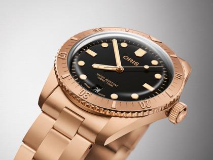Oris Divers Sixty-Five Cotton Candy Automatik Bronze 38mm schwarzes Zifferblatt Metallband – Herrenuhren Uhr mit Datum aus Bronze. Das Gehäuse ist rund und roségold. Das Bronzearmband ist roségold. Das Zifferblatt ist ein Index in schwarz. – Ansicht 3