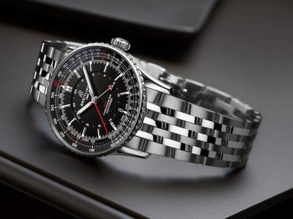 Breitling Navitimer Automatic GMT 41 Chronometer Edelstahl schwarzes Zifferblatt Metallband – Herrenuhren Uhr mit Datum aus Edelstahl. Das Gehäuse ist rund und silber. Das Edelstahlarmband ist silber. Das Zifferblatt ist ein Index in schwarz. – Ansicht 3