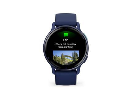Garmin vívoactive 5 faserverstärktes Polymer marineblau 42mm marineblaues Kautschukband – Damenuhren Uhr Multifunktion aus eloxiertes Aluminium, Kautschuk, Kunststoff und PVD beschichtet. Das Gehäuse ist rund und blau. Das Kautschuk / Kunststoff / Silikon Armband ist blau. Der Zifferblatt ist digital. – Ansicht 2