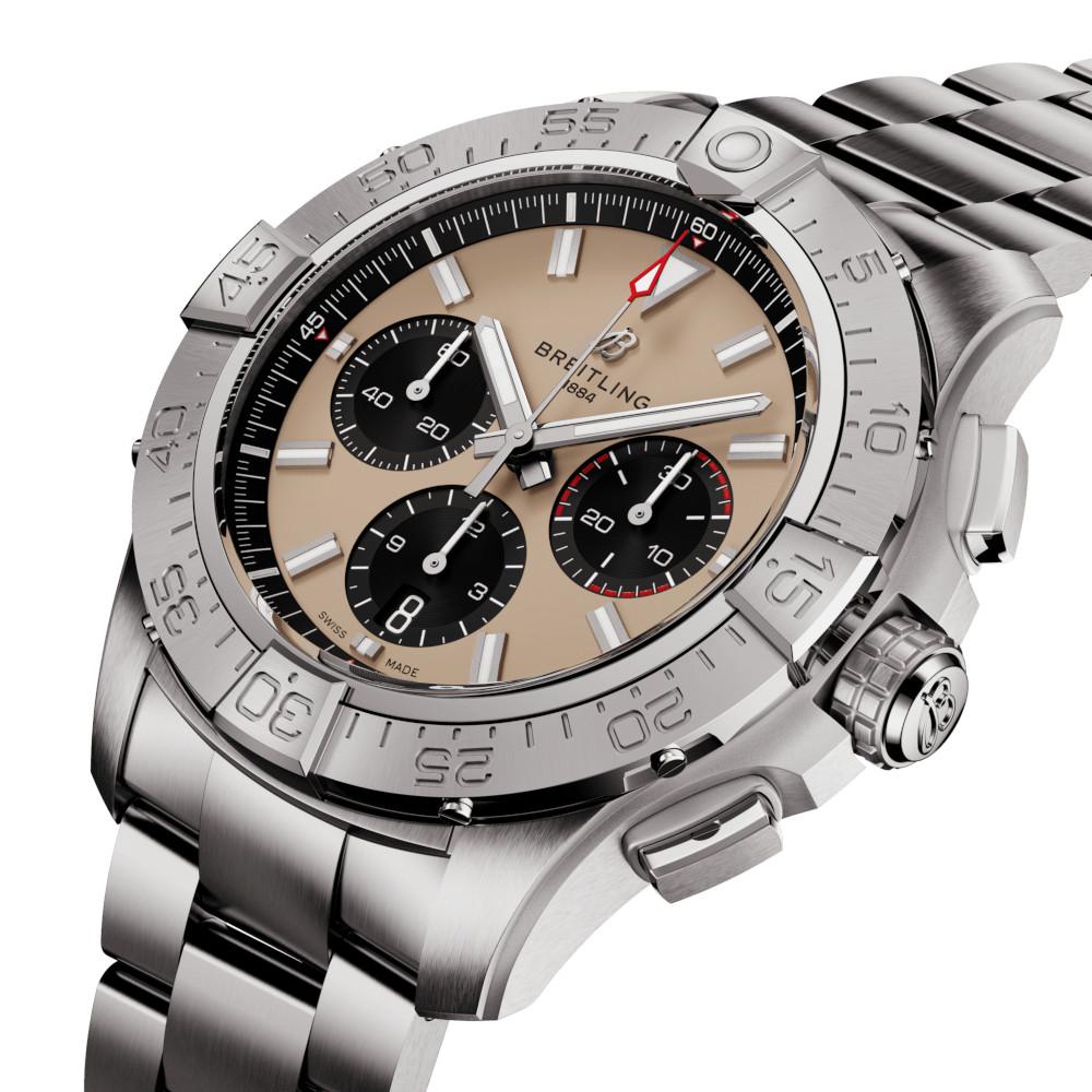 Breitling Avenger B01 Chronograph 44 Automatik Edelstahl sandfarbenes Zifferblatt Metallband – Herrenuhren Chronograph aus Edelstahl. Das Gehäuse ist rund und silber. Das Edelstahlarmband ist silber. Das Zifferblatt ist ein Index in beige. – Ansicht 2