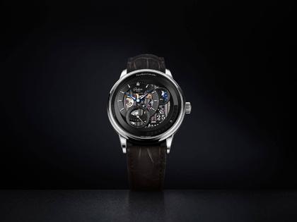 Glashütte Original PanoMaticCalendar Automatik Platin 42mm skelettiertes Zifferblatt schwarzes Lederband limitiert – Herrenuhren Uhr mit Kalender aus 950 Platin. Das Gehäuse ist rund und silber. Das Lederarmband Kroko / Alligator ist schwarz. Das Zifferblatt ist ein Index in schwarz. – Ansicht 4