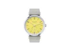 Nomos Glashütte Tangente 38 Datum "175 Years Watchmaking - Kanari" Handaufzug Edelstahl gelbes Zifferblatt graues Textilband Glasboden – Herrenuhren Uhr mit Datum aus Edelstahl. Das Gehäuse ist rund und silber. Das Textilarmband ist grau. Das Zifferblatt ist arabisch Index und gelb.