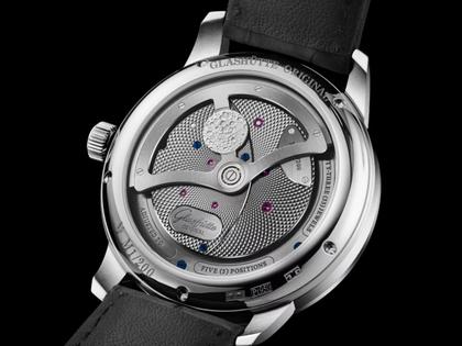 Glashütte Original PanoLunarInverse Automatik Platin 42mm silbernes Zifferblatt graues Lederband Limited Edition – Herrenuhren Uhr mit Kalender aus 950 Platin. Das Gehäuse ist rund und silber. Das Lederarmband Kroko / Alligator ist grau. Das Zifferblatt ist ein Index in silber. – Ansicht 5