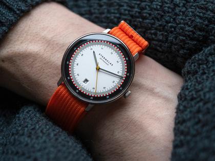Sternglas Hamburg Edition Hafen Quarz Edelstahl 42mm mehrfarbiges Zifferblatt orangefarbenes Textilband – Herrenuhren Uhr mit Datum aus Edelstahl und Leder. Das Gehäuse ist rund und silber. Das Textilarmband ist orange. Das Zifferblatt ist arabisch Index und mehrfarbig. – Ansicht 2