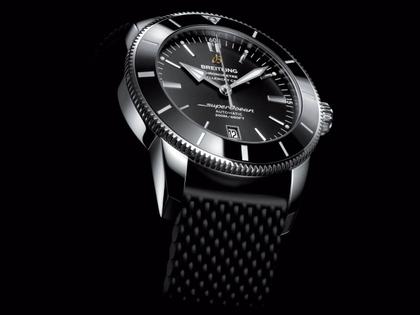 Breitling Superocean Heritage B20 Automatic 46 Edelstahl schwarzes Zifferblatt schwarzes Kautschukband – Herrenuhren Uhr mit Datum aus Edelstahl und Keramik. Das Gehäuse ist rund und silber. Das Kautschuk / Kunststoff / Silikon Armband ist schwarz. Das Zifferblatt ist ein Index in schwarz. – Ansicht 2