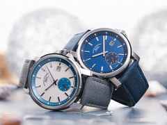 Mühle Glashütte 29er Big Kleine Sekunde Automatik Edelstahl 42,4mm blaues Zifferblatt blaues Textilband – Herrenuhren Uhr mit Datum aus Edelstahl. Das Gehäuse ist rund und silber. Das Textilarmband ist blau. Das Zifferblatt ist ein Index in blau. – Ansicht 3