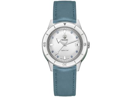 Rado Captain Cook Automatic Edelstahl 37mm weißes Zifferblatt blaues Lederband – Damenuhren Uhr mit Datum aus Edelstahl und Keramik. Das Gehäuse ist rund und silber. Das Lederarmband ist blau. Das Zifferblatt ist ein Index in weiß.