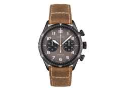 Junghans Meister Pilot Chronoscope Edelstahl DLC-Schwarz 43mm braunes Zifferblatt braunes Lederband – Herrenuhren Chronograph aus Edelstahl. Das Gehäuse ist rund und anthrazit. Das Lederarmband ist braun. Das Zifferblatt ist arabisch und grau.
