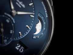 Glashütte Original PanoMaticLunar Automatik Edelstahl 40mm blaues Zifferblatt Metallband – Herrenuhren Uhr mit Datum aus Edelstahl. Das Gehäuse ist rund und silber. Das Edelstahlarmband ist silber. Das Zifferblatt ist ein Index in blau. – Ansicht 2