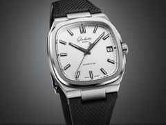 Glashütte Original Seventies Vintage Kollektion Stereo Panel Automatik Edelstahl 39x39mm silbernes Zifferblatt schwarzes Kautschukband – Herrenuhren Uhr mit Datum aus 750 Weißgold, Edelstahl und Kautschuk. Das Gehäuse ist quadratisch und silber. Das Kautschuk / Kunststoff / Silikon Armband ist schwarz. Das Zifferblatt ist ein Index in silber. – Ansicht 4