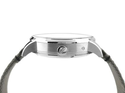 Glashütte Original PanoMaticLunar Automatik Edelstahl 40mm grau Textilband 1-90-02-43-32-66 Full Set mit Garantie Occasion – Herrenuhren Uhr mit Datum aus Edelstahl. Das Gehäuse ist rund und silber. Das Textilarmband ist grau. Das Zifferblatt ist arabisch Index und grau. – Ansicht 3