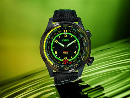 Oris ProPilot Altimeter "Mission Control" X Bamford Watch Department Automatik Karbon 47mm schwarzes Zifferblatt schwarzes Textilband Limited Edition – Herrenuhren Uhr mit Datum aus Carbon, Leder, PVD beschichtet und Titan. Das Gehäuse ist rund und schwarz. Das Textilarmband ist schwarz. Das Zifferblatt ist arabisch Index und schwarz. – Ansicht 8
