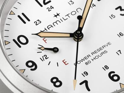 Hamilton Khaki Field Mechanical Power Reserve Handaufzug Edelstahl 40mm weißes Zifferblatt grünes Textilband – Herrenuhren Uhr ohne Datum aus Edelstahl. Das Gehäuse ist rund und silber. Das Textilarmband ist grün. Das Zifferblatt ist arabisch und weiß. – Ansicht 2