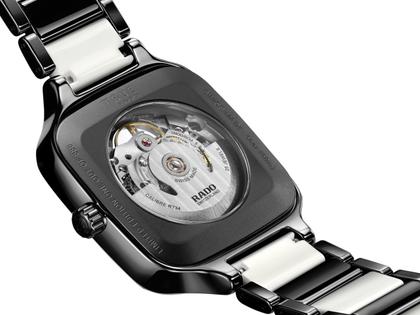 Rado True Square Open Heart Diamonds Automatik Keramik 38mm schwarzes Zifferblatt schwarzes Keramikband limitiert – Herrenuhren Uhr ohne Datum aus Keramik und Titan. Das Gehäuse ist quadratisch und schwarz. Das Keramikarmband ist schwarz. Das Zifferblatt ist skelettiert und schwarz. – Ansicht 4