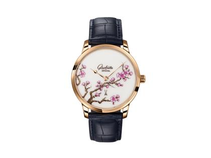 Glashütte Original Senator Meissen Cherry Blossom Automatik Roségold 40mm weißes Porzellan-Zifferblatt blaues Lederband – Herrenuhren Uhr ohne Datum aus 750 Rotgold und Leder. Das Gehäuse ist rund und roségold. Das Lederarmband Kroko / Alligator ist blau. Das Zifferblatt ist ohne Zeichen und weiß.