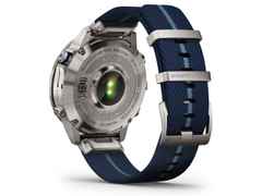 Garmin MARQ Captain Gen 2 digital Titan 46mm blaues Jacquard-Nylonband – Herrenuhren Uhr Multifunktion aus Keramik und Titan. Das Gehäuse ist rund und grau. Das Textilarmband ist blau. Der Zifferblatt ist digital. – Ansicht 3