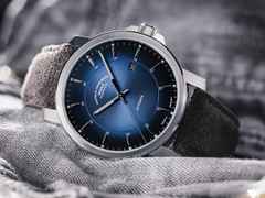 Mühle Glashütte 29er Casual Automatik Edelstahl 42,4mm blaues Zifferblatt braunes Lederband – Herrenuhren Uhr mit Datum aus Edelstahl und Leder. Das Gehäuse ist rund und silber. Das Lederarmband ist blau. Das Zifferblatt ist ein Index in braun. – Ansicht 7