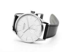 Nomos Glashütte Zürich Automatik Edelstahl 40mm weißes Zifferblatt schwarzes Lederband Stahlboden – Herrenuhren Uhr ohne Datum aus Edelstahl. Das Gehäuse ist rund und silber. Das Lederarmband ist schwarz. Das Zifferblatt ist ein Index in silber. – Ansicht 4